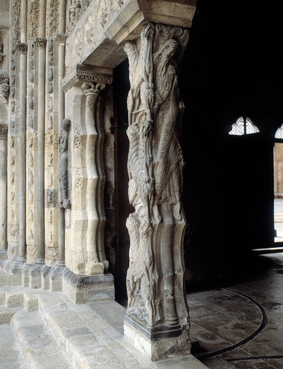 Trumeau (faragott alkotó: Romanesque