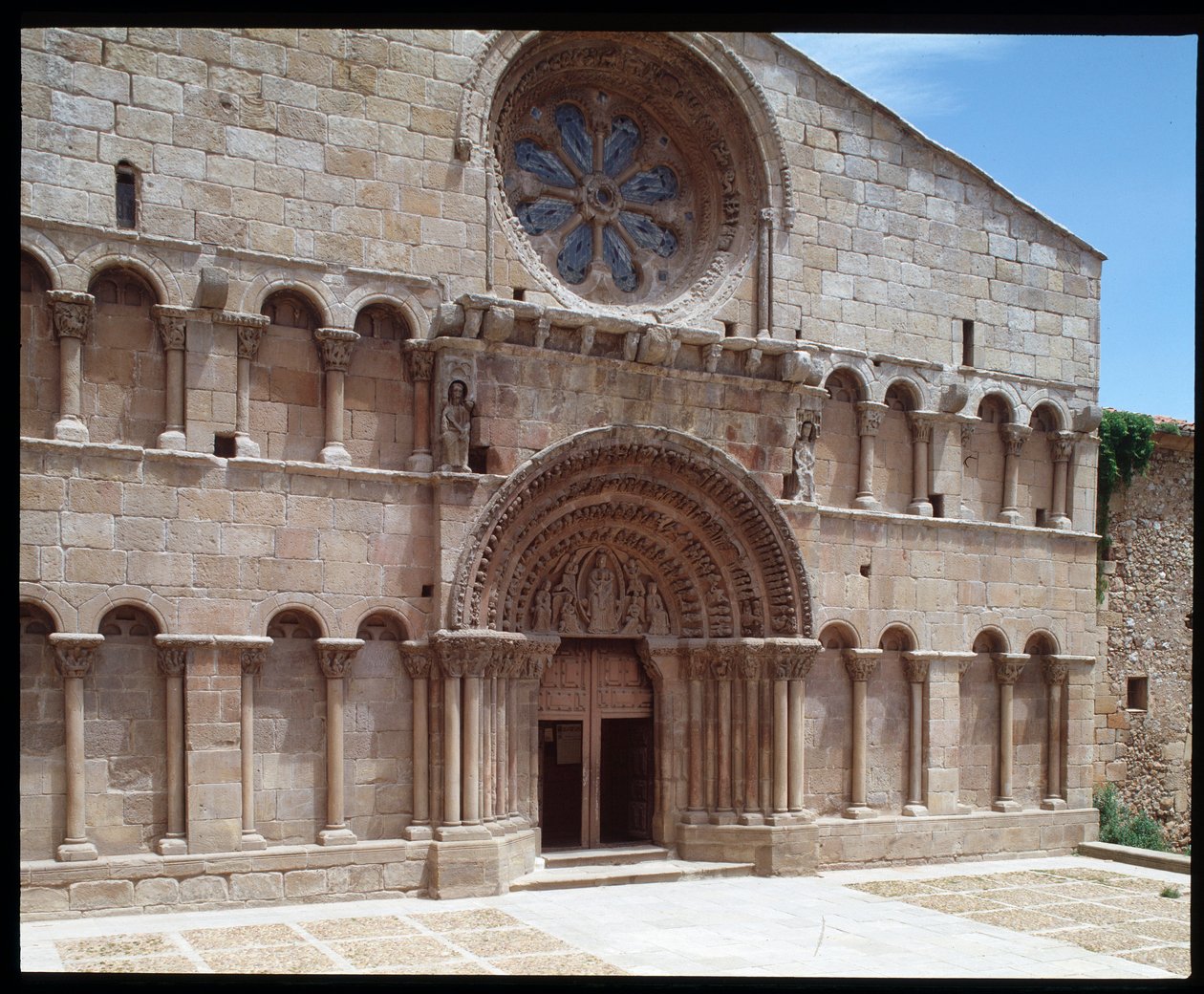 Kilátás a Szent Domonkos-templomra alkotó: Romanesque