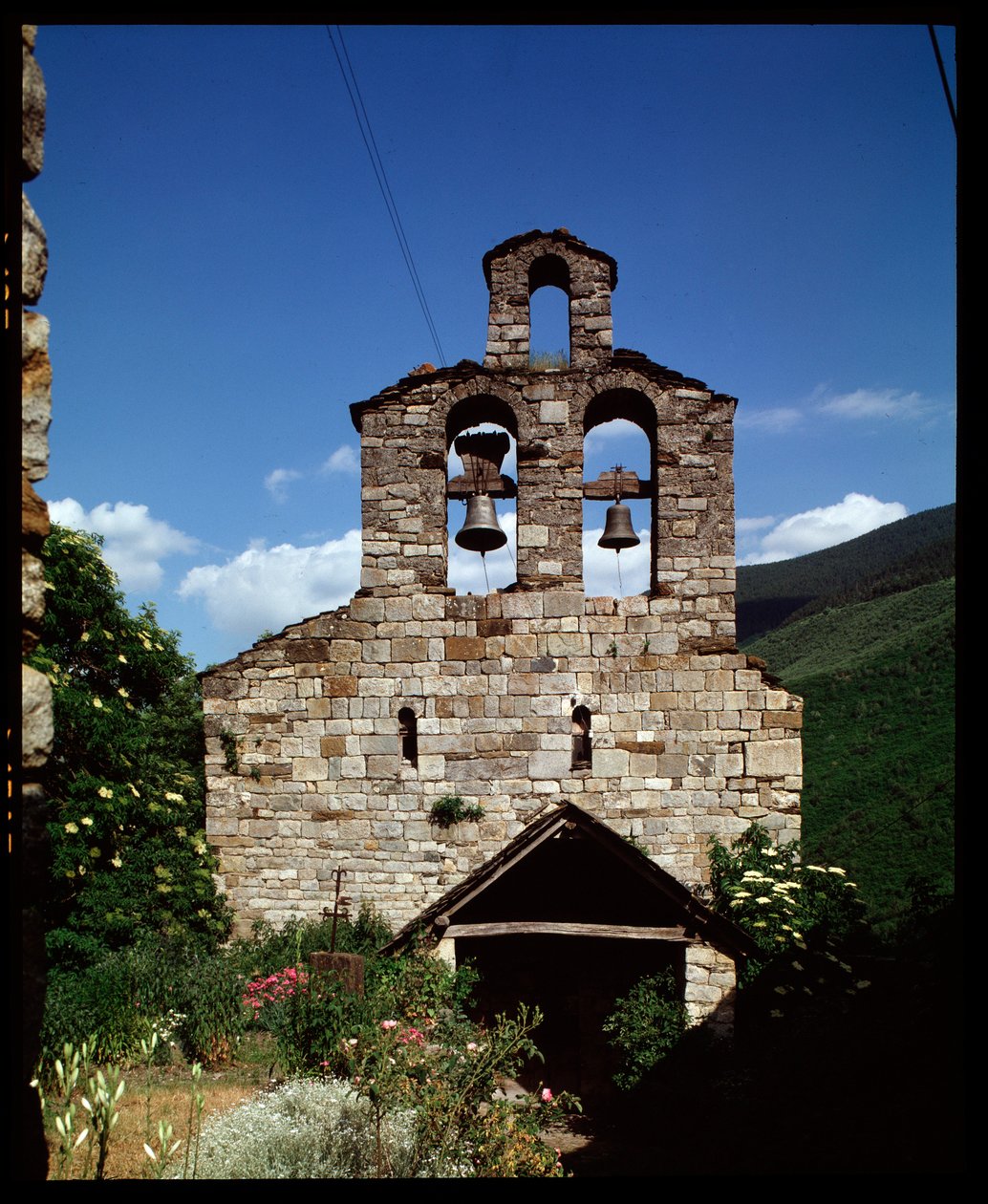 Kilátás a templomra (fénykép) alkotó: Romanesque
