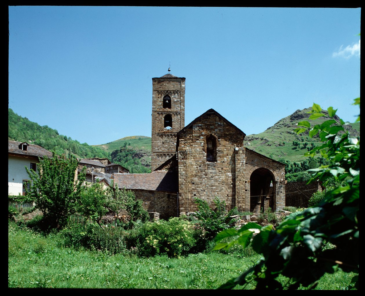 Kilátás a templomra alkotó: Romanesque