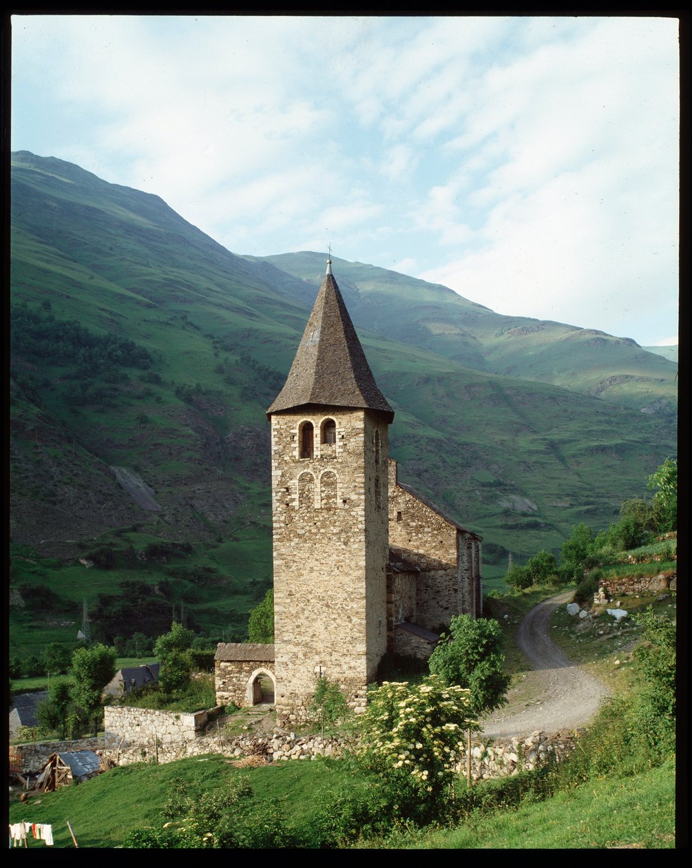 Kilátás a templomra alkotó: Romanesque