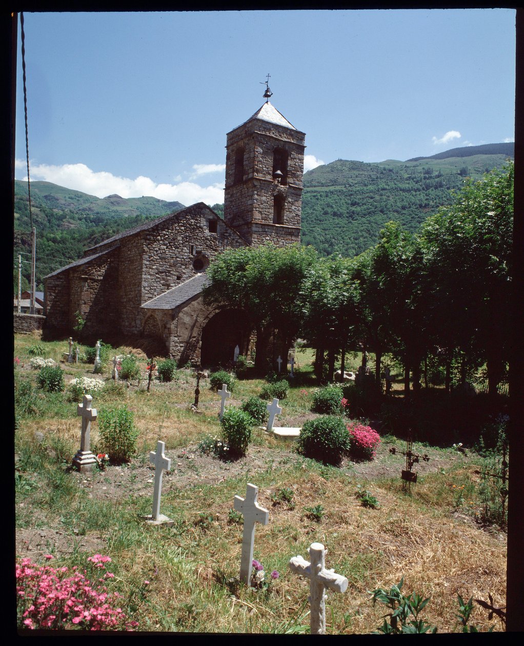 Kilátás a templomra és a temetőre (fénykép) alkotó: Romanesque