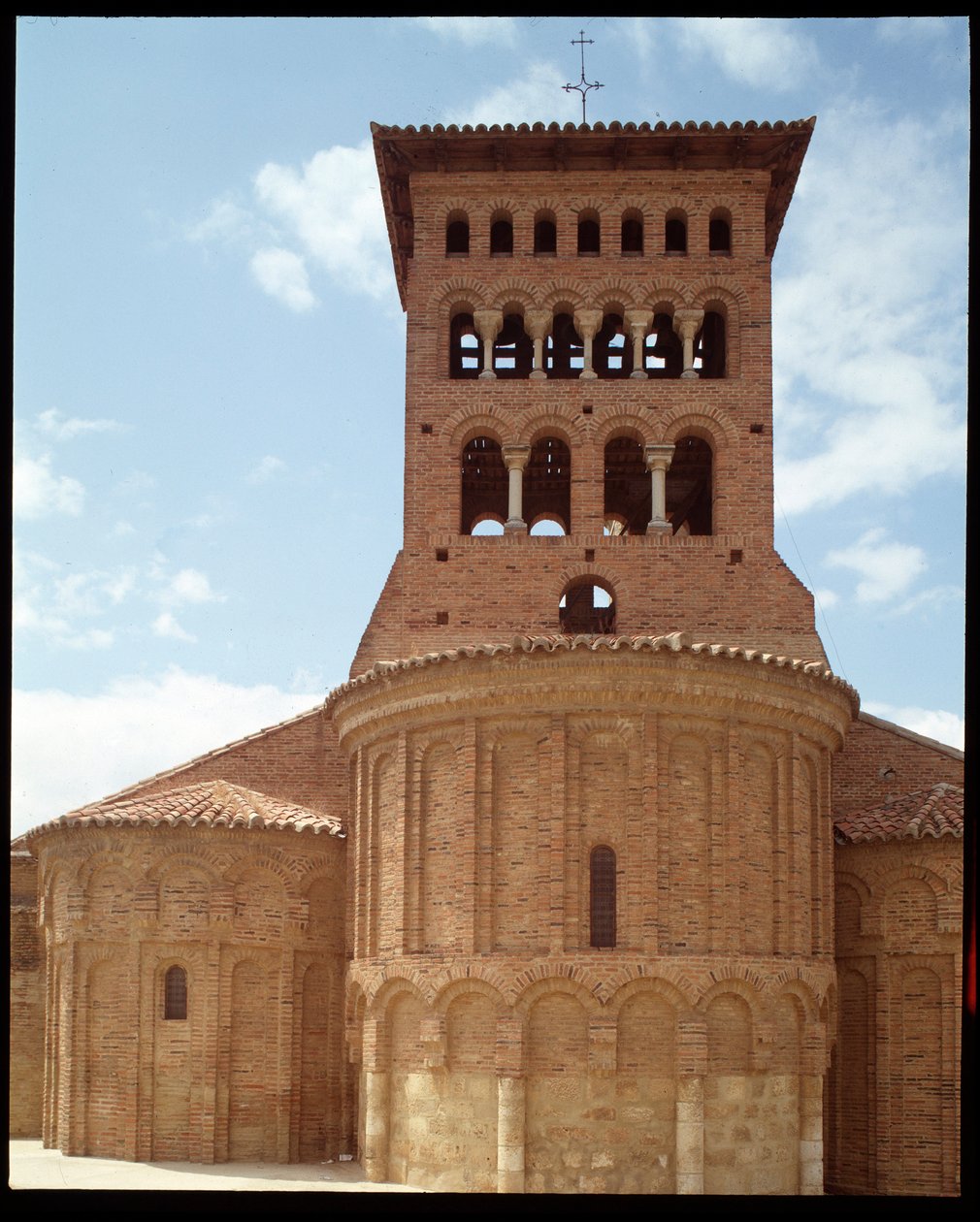 Kilátás a templomra harangtornyal alkotó: Romanesque