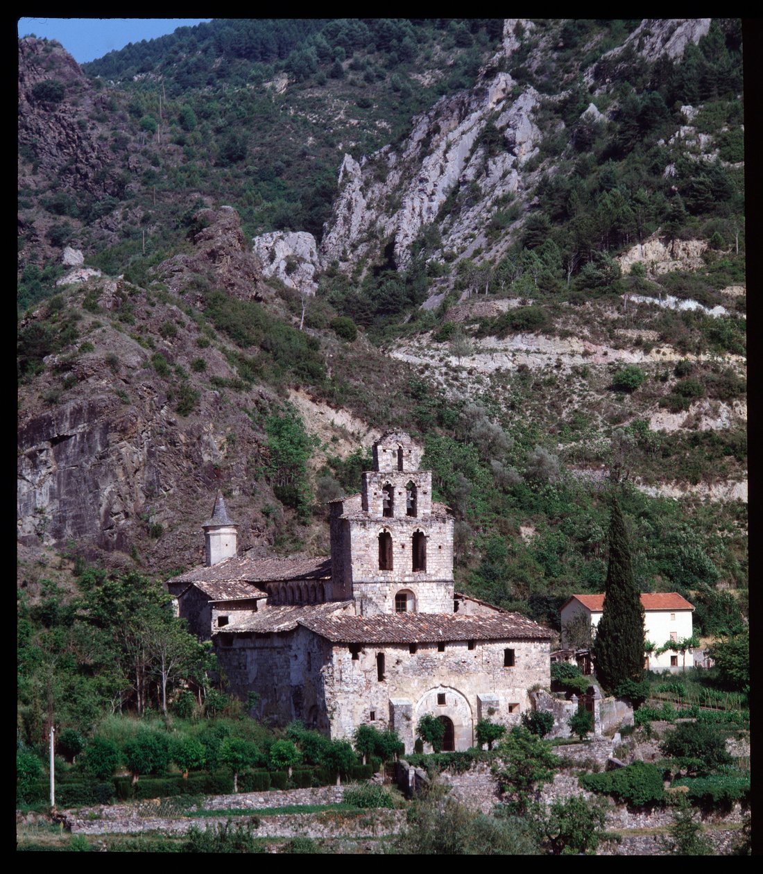Kilátás a templomra harangtornyal alkotó: Romanesque