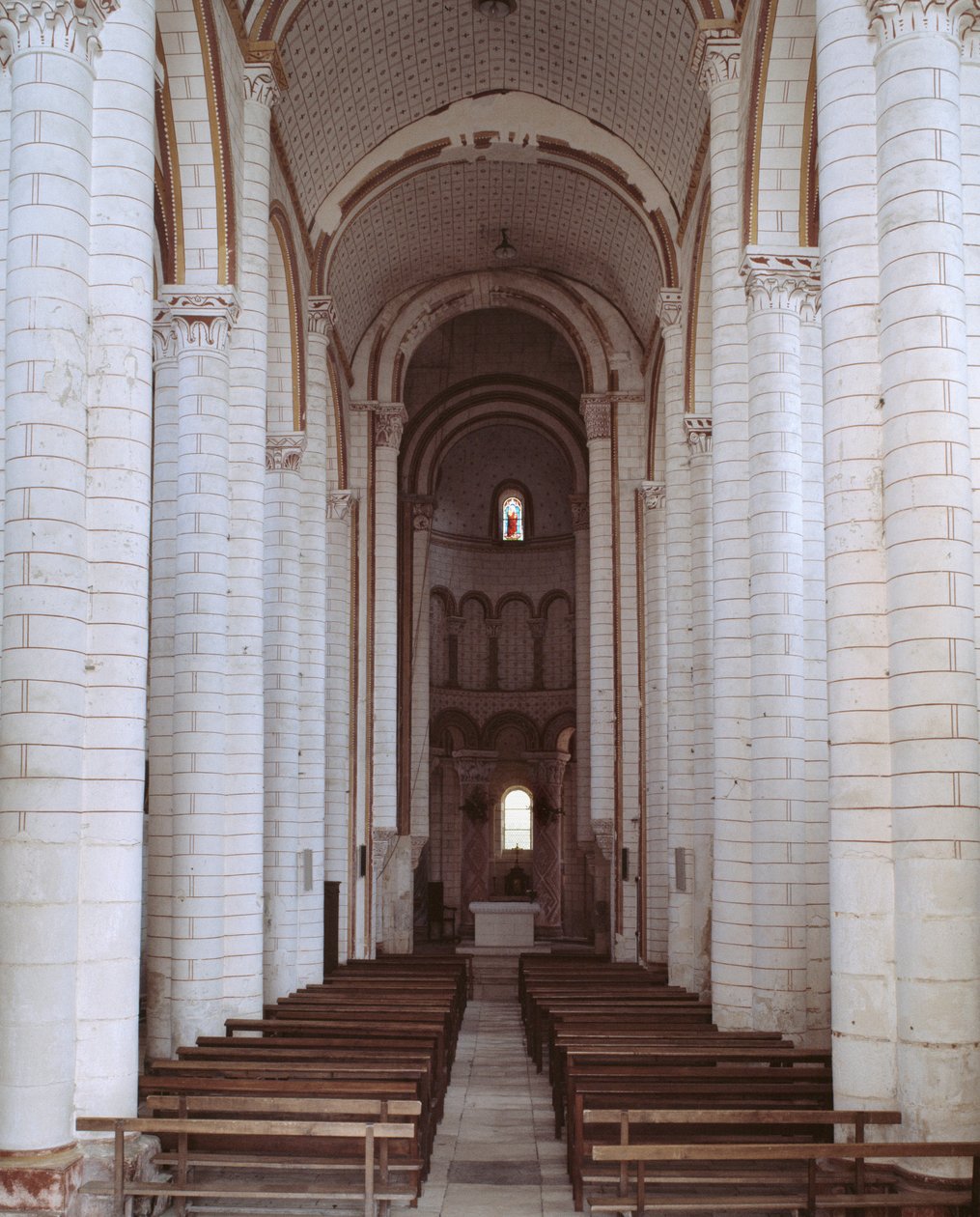 Kilátás a templomhajóra alkotó: Romanesque