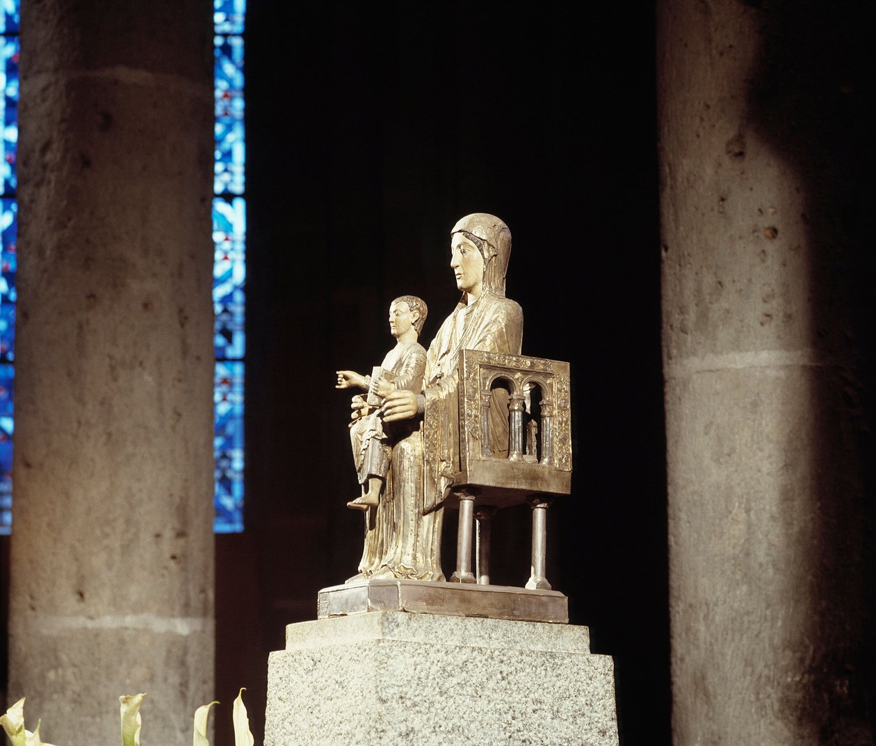 Szűz és gyermek (szobor) alkotó: Romanesque