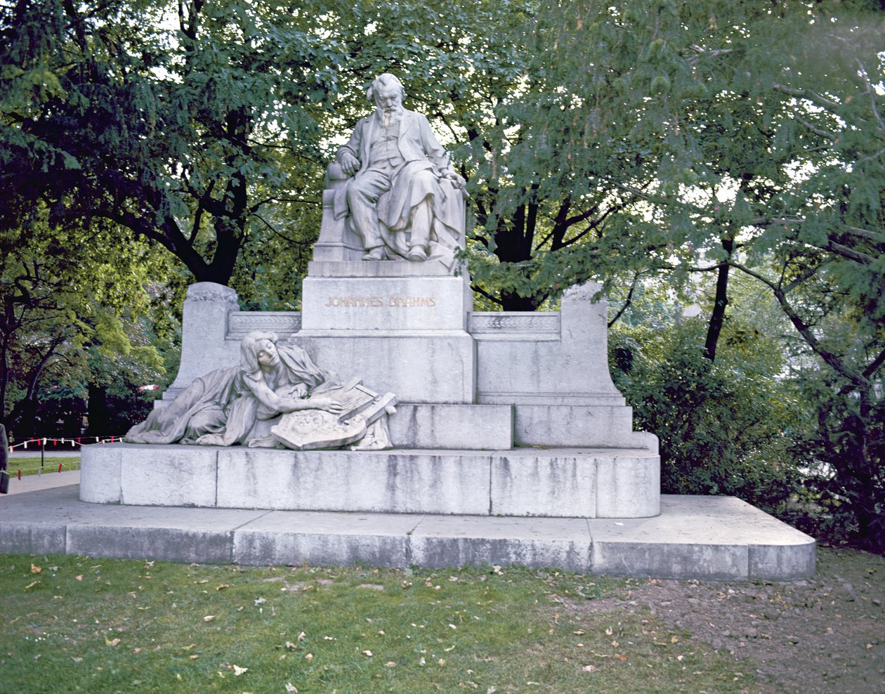 Johannes Brahms (1833-97) emlékműve 1908 (márvány) alkotó: Rudolf von Weyr
