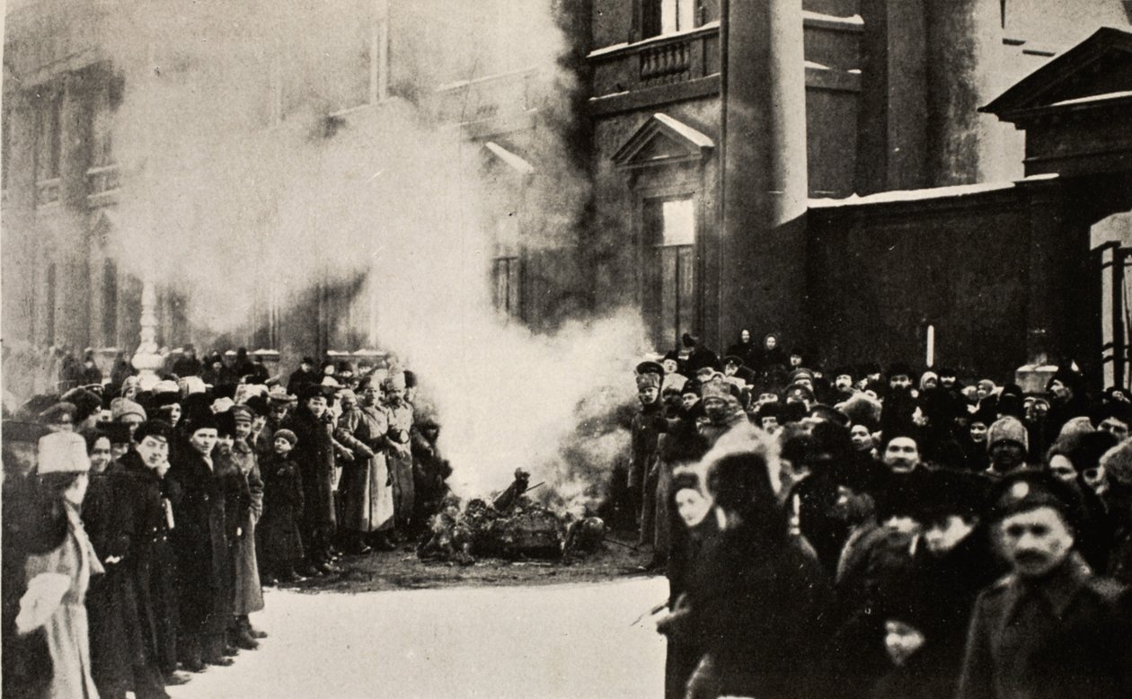 Királyi emblémák égetése, 1917 alkotó: Russian Photographer