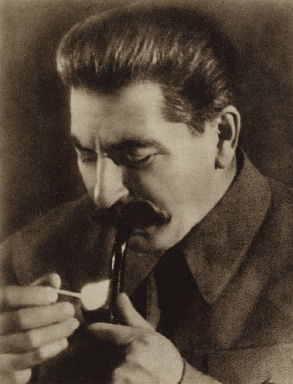 Joszif Sztálin szovjet vezető pipájára gyújt, 1936 alkotó: Russian Photographer