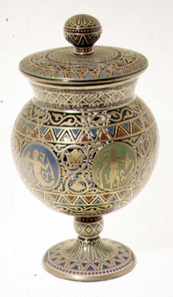 Fedett serleg, zománcozással, aranyozott díszítéssel, II. Sándor jele a talpon, Imperial Glass Factory, 1870 körül (zománcozott üveg) alkotó: Russian School