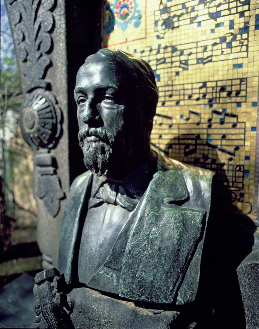Alekszandr Borogyin (1833-87) arcképes mellszobra a sírjából (bronz) alkotó: Russian School