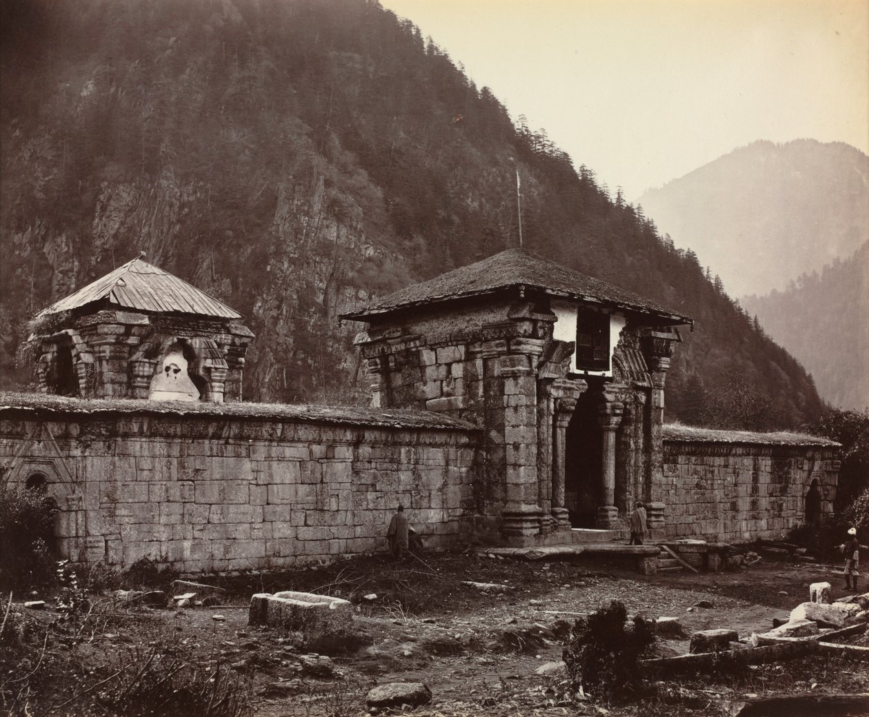 Templom Navesherában, Kasmírban, Indiában, 1864. alkotó: Samuel Bourne