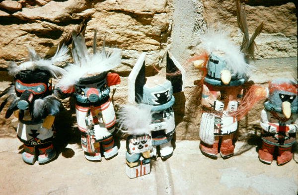 Kachina Dolls (vegyes technika) alkotó: School American