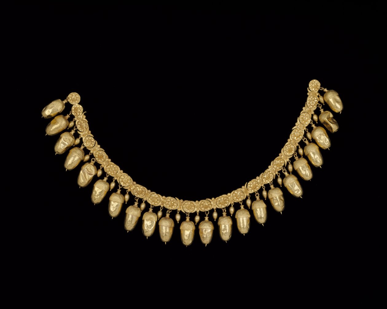 Makkkos nyaklánc, a krími Nymphaeum IV. sírjából, Kr.e. 5. század (arany) alkotó: Scythian
