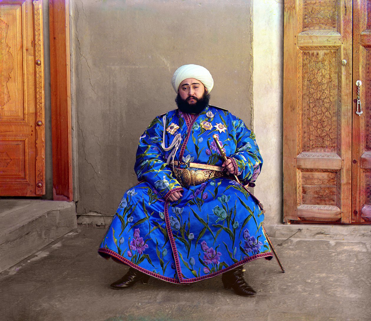 Alim Khan, Bukhara emírje, kardot tartva ül, Bukhara, Orosz Birodalom, 1905 és 1915 között alkotó: Sergey Prokudin Gorsky