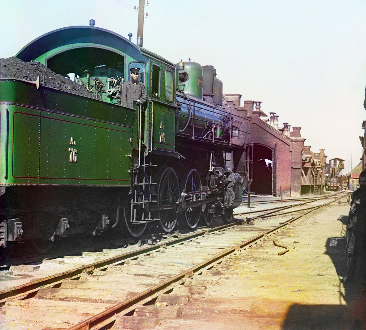 Mozdony és szénkocsi egy vasúti udvaron, Orosz Birodalom, 1905 és 1915 között alkotó: Sergey Prokudin Gorsky