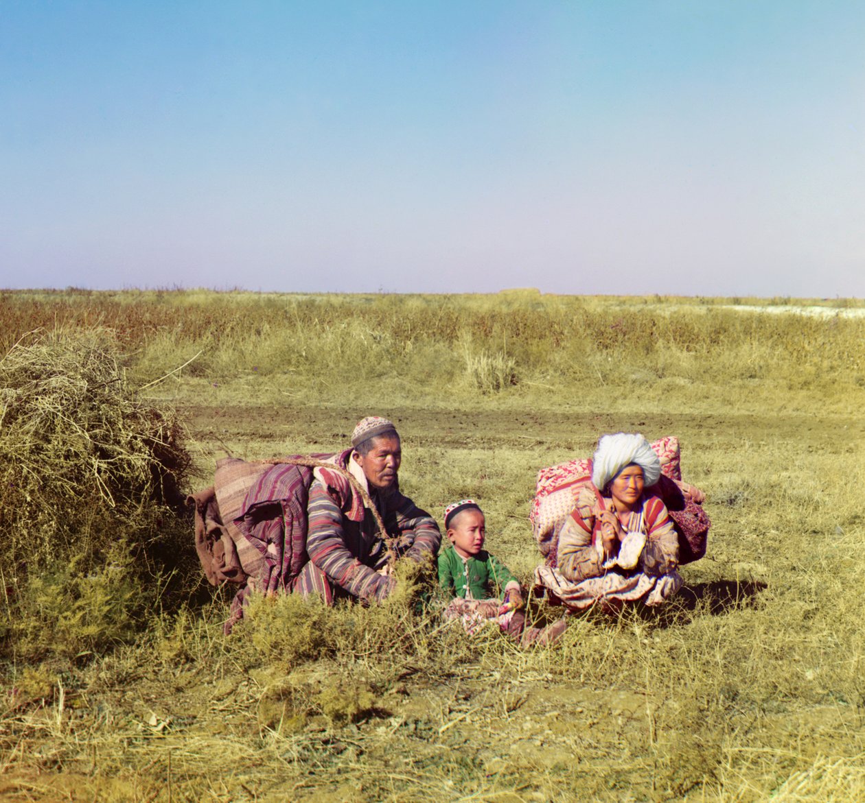 Nomád kirgizek: férfi, nő és gyermek a Golodnaia sztyeppén, Orosz Birodalomban, 1905 és 1915 között alkotó: Sergey Prokudin Gorsky