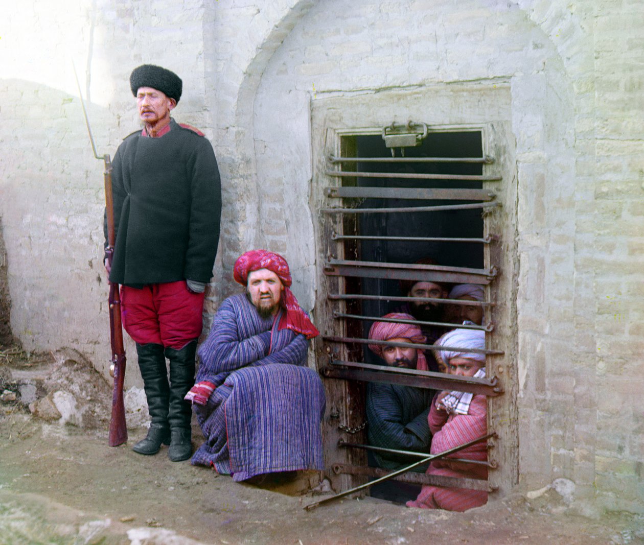 Zindan börtön, rabok és egy őr orosz puskával, egyenruhával és csizmával, Közép-Ázsia, Orosz Birodalom, 1905 és 1915 között. alkotó: Sergey Prokudin Gorsky