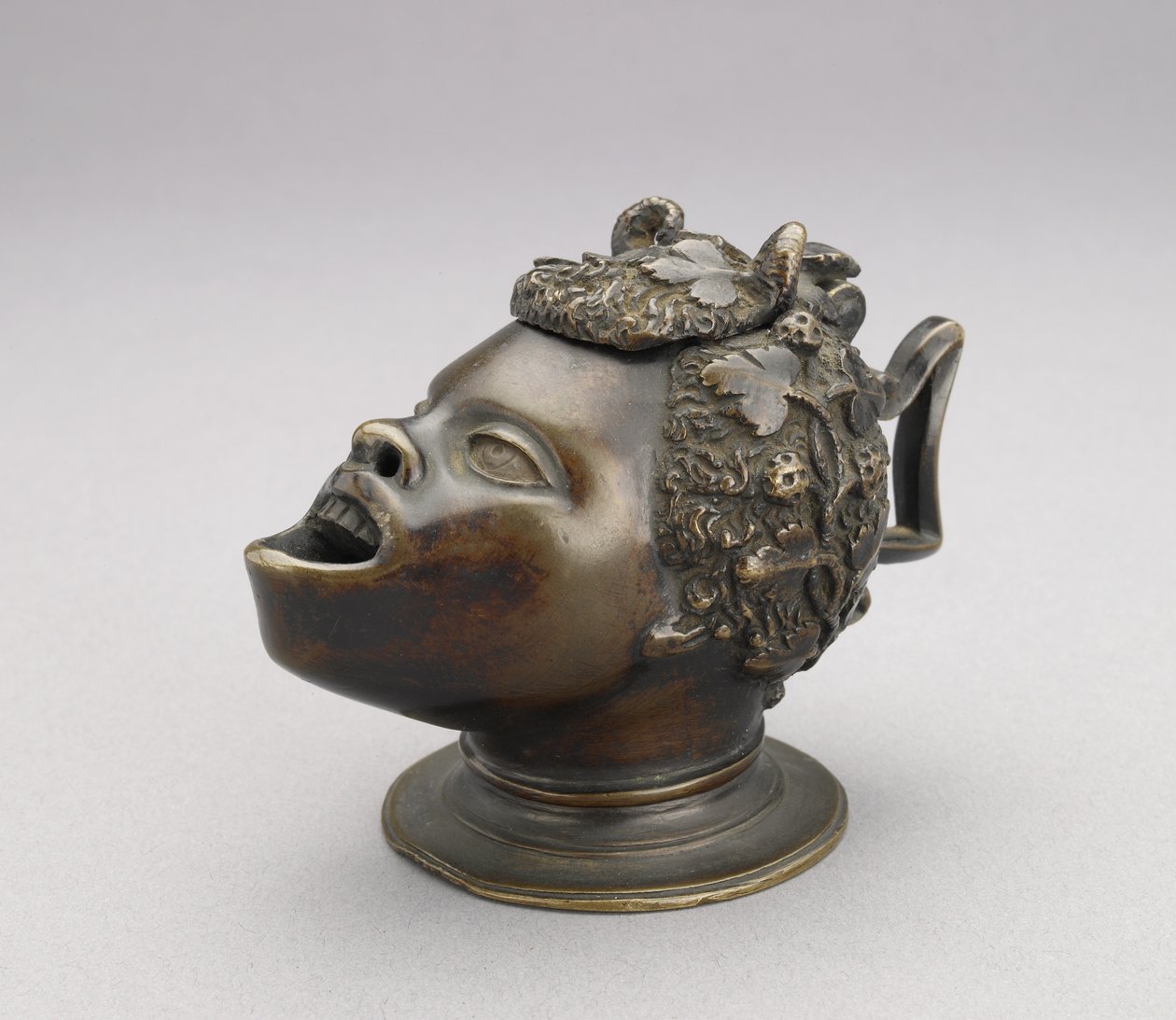 Lámpa vagy tintatartó egy afrikai fiú feje formájában; csuklós fedél és szögletes fogantyú, c. 1510-30 bronz alkotó: Severo da Ravenna