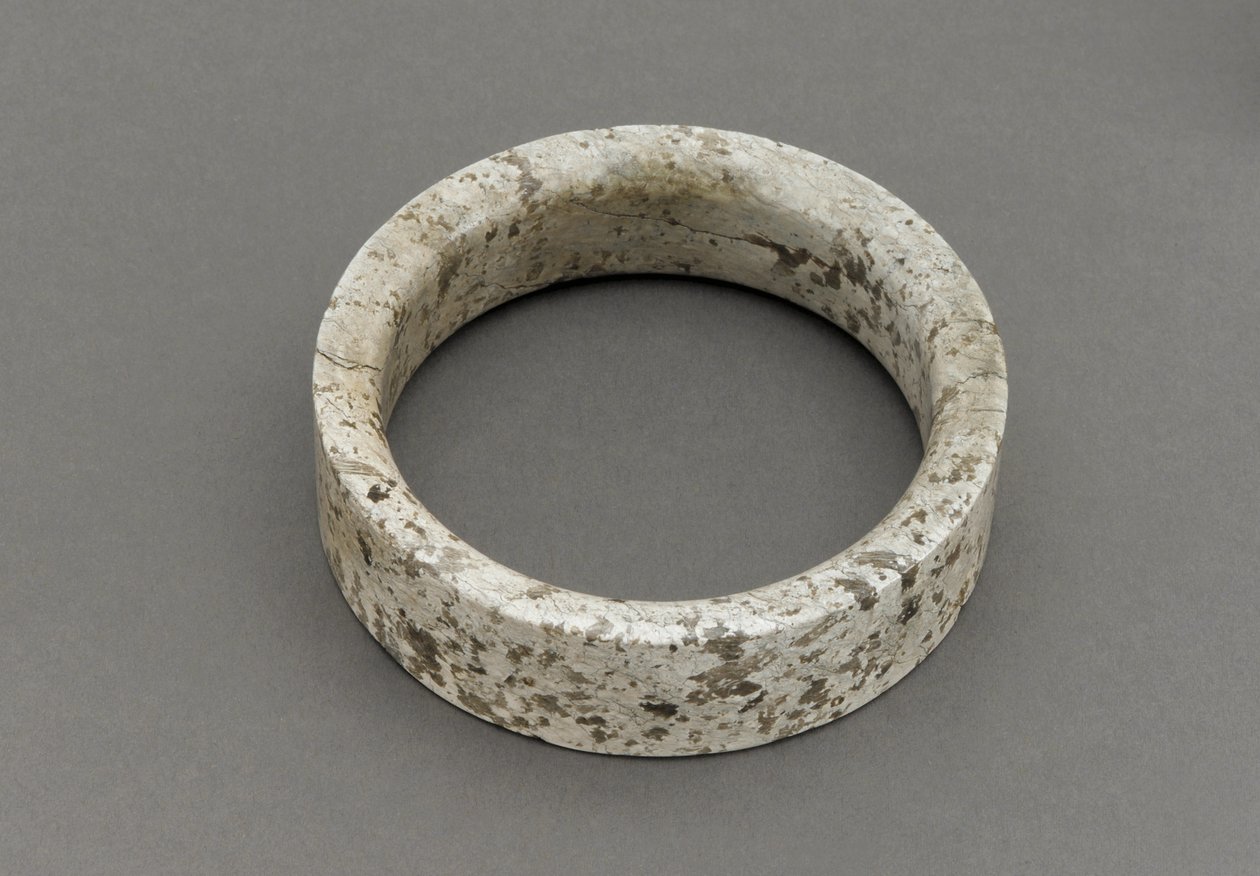 karkötő (jade) alkotó: Shang Dynasty Chinese School