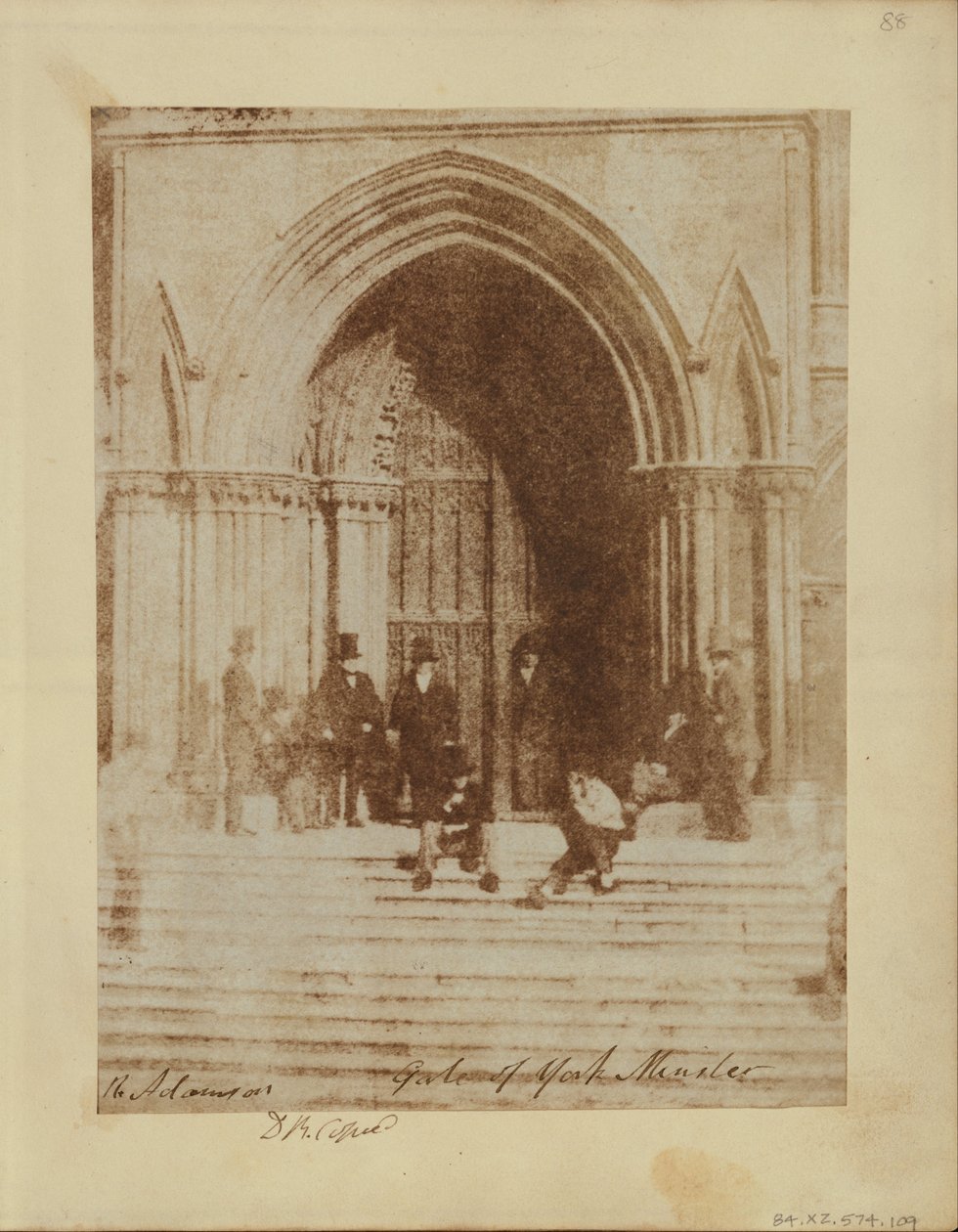 Férfiak csoportja a York Minster déli bejáratánál. alkotó: Sir David Brewster