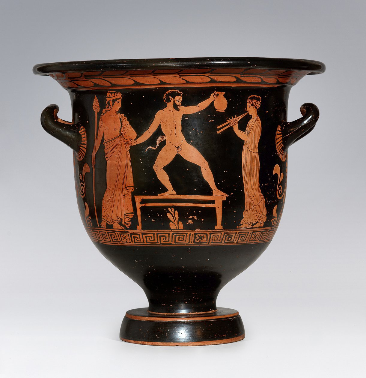 A szatír apuliai krátert táncoló, Kr.e. 420-410 körül. alkotó: Sisyphus Painter