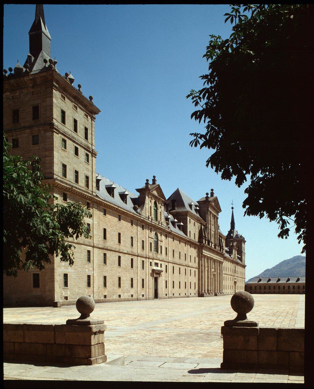 Kilátás a Royal Seat főhomlokzatára alkotó: Spanish School