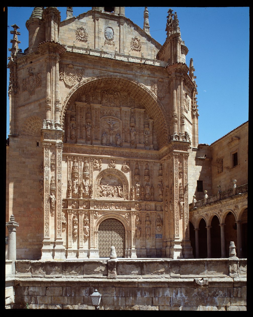 Kilátás a lemezes homlokzatra alkotó: Spanish School