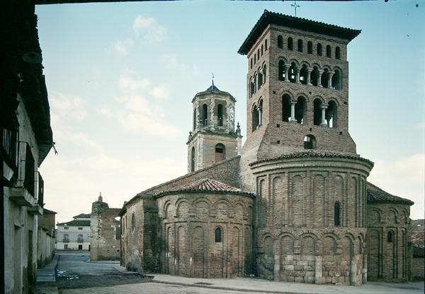Kilátás a San Tirso-templomra alkotó: Spanish School