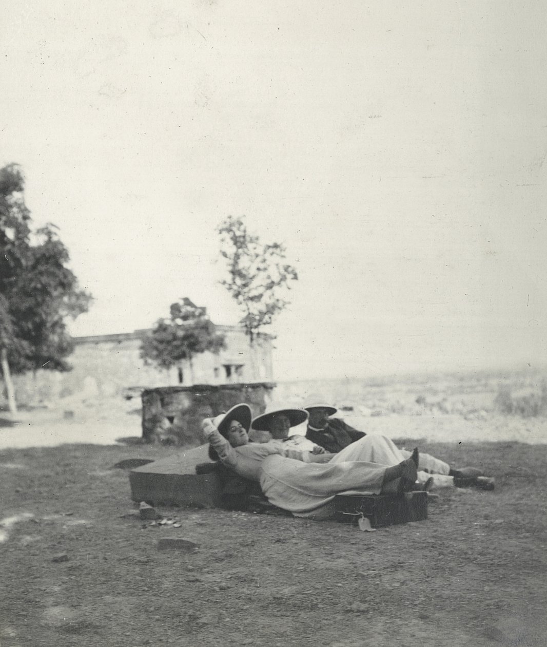 Lilah Wingfield, Judy Smith és Gosling őrnagy pihen egy napos városnézés után Fatehpur Sikriben, 1912. január (bw fotó) alkotó: Sylvia Brooke