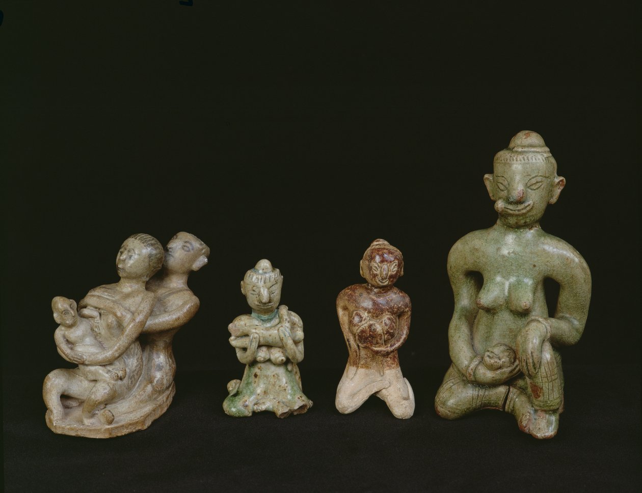 Anya és gyermek figurái (terrakotta) alkotó: Thai School