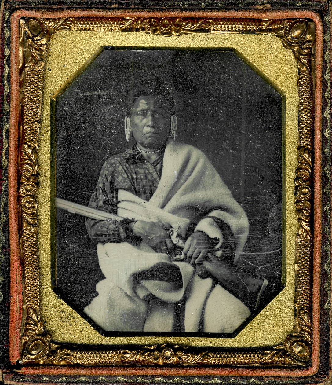 Nacheninga portréja [nincs félelem szíve], Iowa. Nacheninga fegyvert tart a kezében, és vastag takaróba van csomagolva. alkotó: Thomas M. Easterly