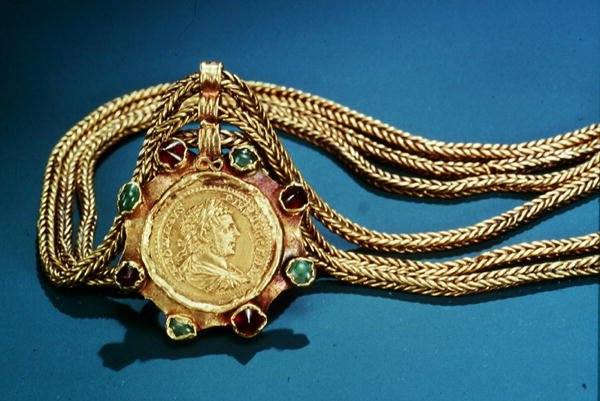 Érme, a Caracallas uralkodástól, medálra szerelve, 249 (arany) alkotó: Thracian