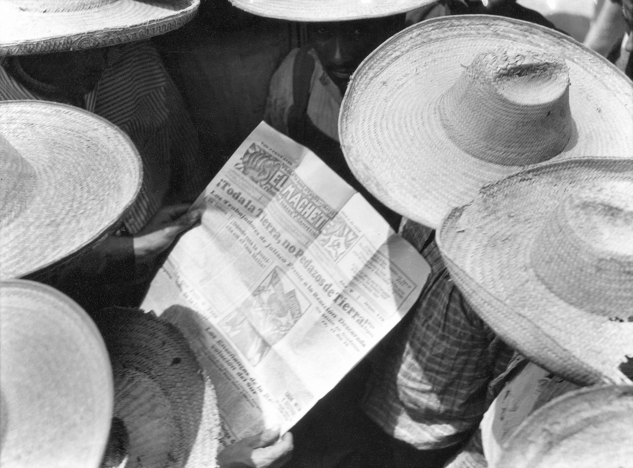 Parasztok El Machete-t olvasva, Mexikóváros, 1929 alkotó: Tina Modotti