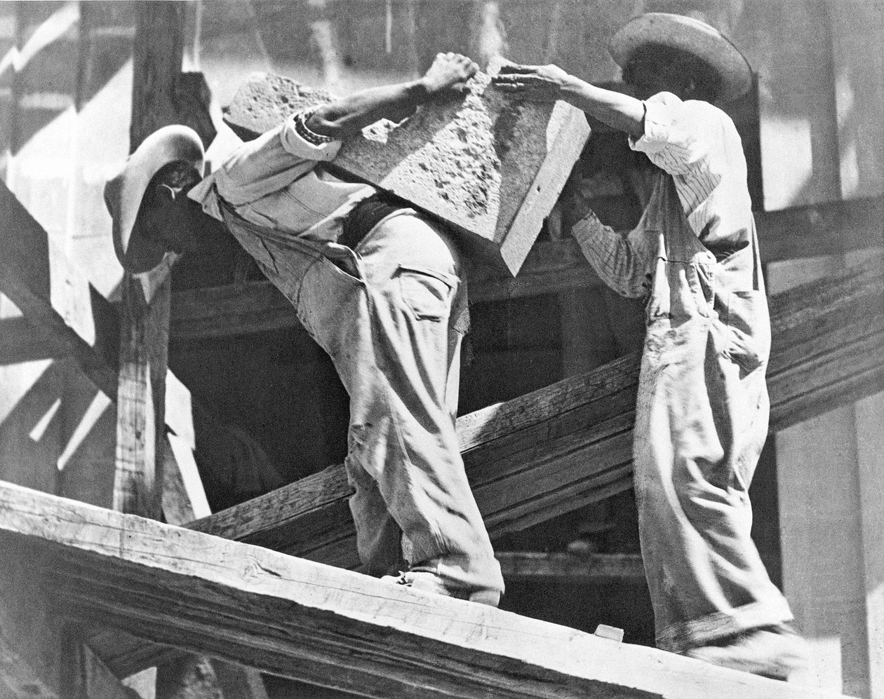 Építőmunkások a Stadionban, Mexikóváros, 1927 alkotó: Tina Modotti