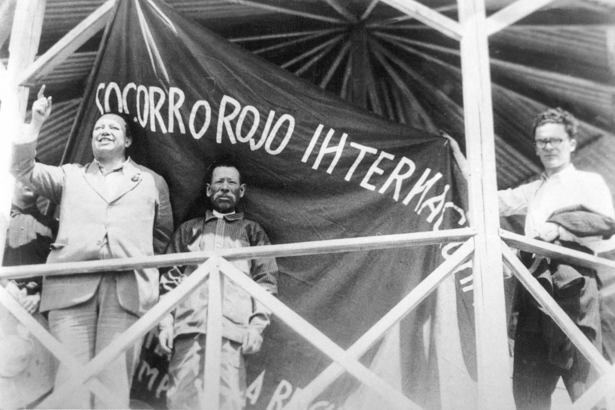 Nemzetközi Vörös Segély: Diego Rivera a „Socorro Rojo International” gyűlésen, Tizuyuca (Hidalgo), Mexikó, 1929. április 4. alkotó: Tina Modotti