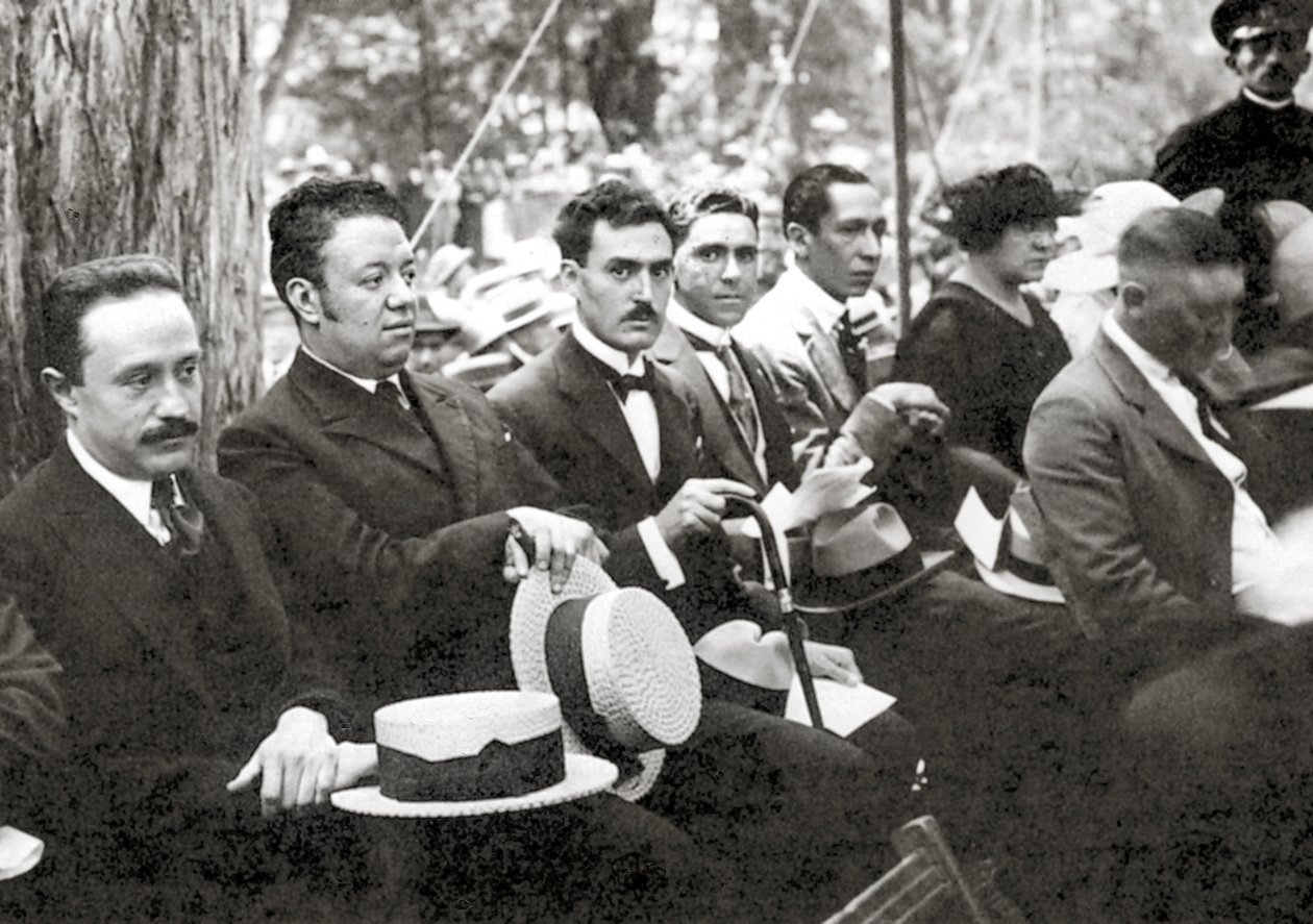 Jose Vasconcelos és Diego Rivera egy szabadtéri rendezvényen a Chapultepec Parkban, Mexikóvárosban, 1921 alkotó: Tina Modotti