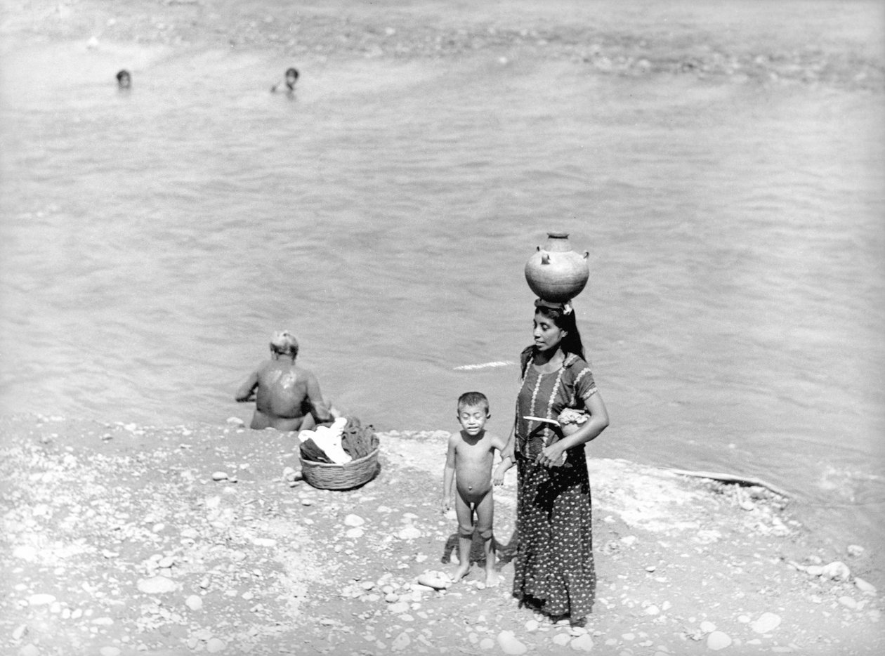 Mosás a folyónál Tehuantepec közelében, Mexikóban, 1929 alkotó: Tina Modotti