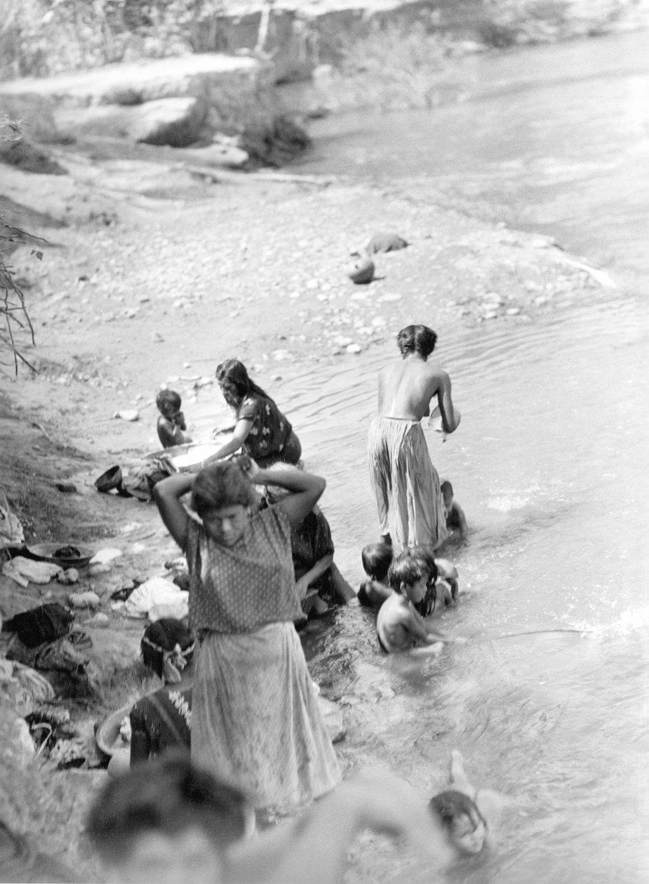 Mosás a folyónál Tehuantepec közelében, Mexikóban, 1929 alkotó: Tina Modotti