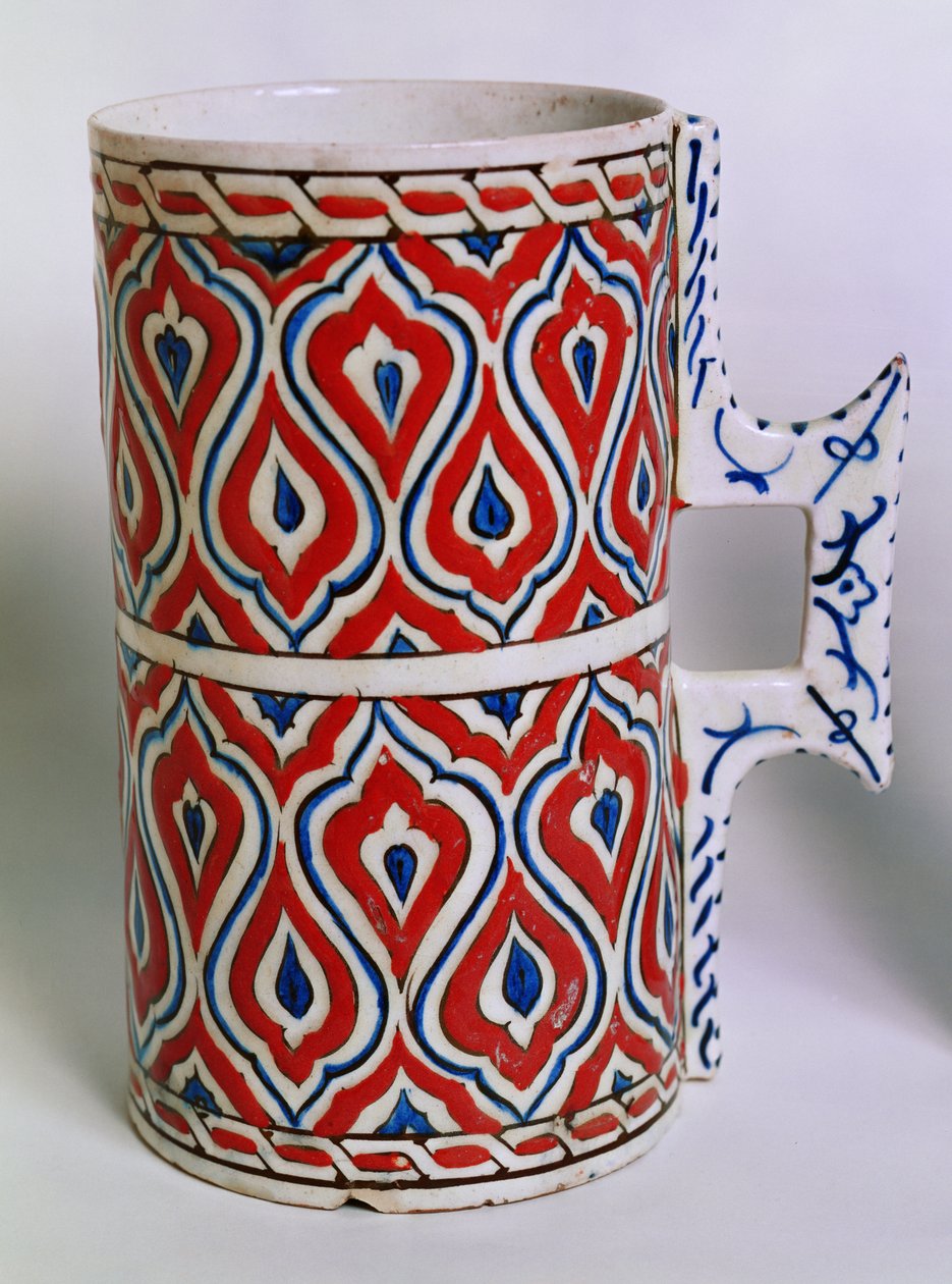 Tankard Iznikből, Törökországból, 16. század vége (cserép) alkotó: Turkish School