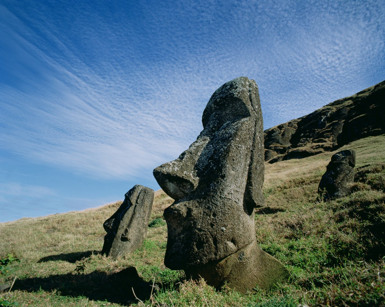 Monolit szobrok a Rano Raraku kőbányában, 1000-1600 körül alkotó: Unbekannt Unbekannt