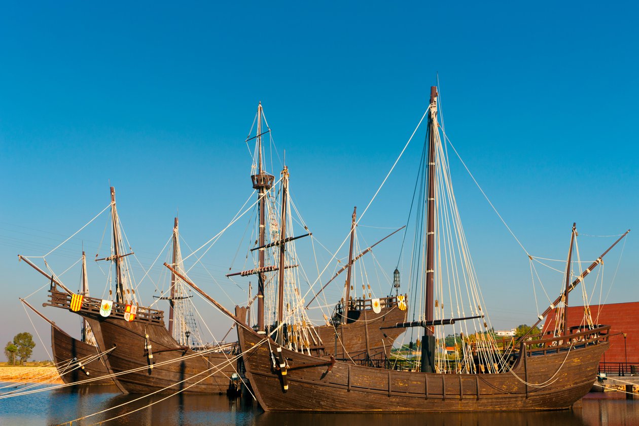 A Columbus amerikai kontinensre vitorlázott hajók másolatai El Muelle de las Carabelasban, vagy a Caravels rakparton Palos de la Fronterában, Huelva tartományban, Andalúziában, Spanyolország déli részén. alkotó: Unbekannt Unbekannt