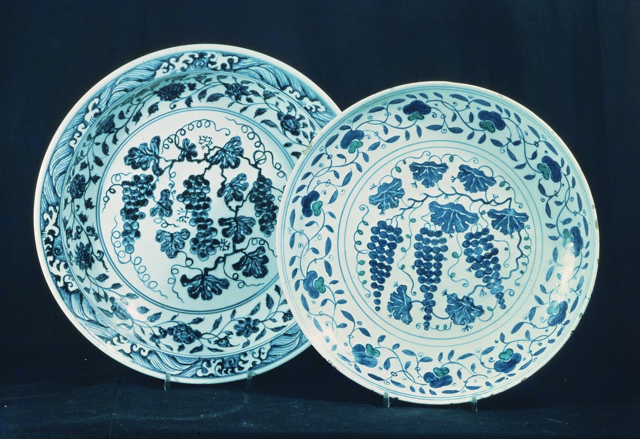 A kínai porcelán hatása a közel-keleti kerámiára: Felső - kínai, Ming, 15. század eleje. Alul: század eleji török. alkotó: Unbekannt Unbekannt