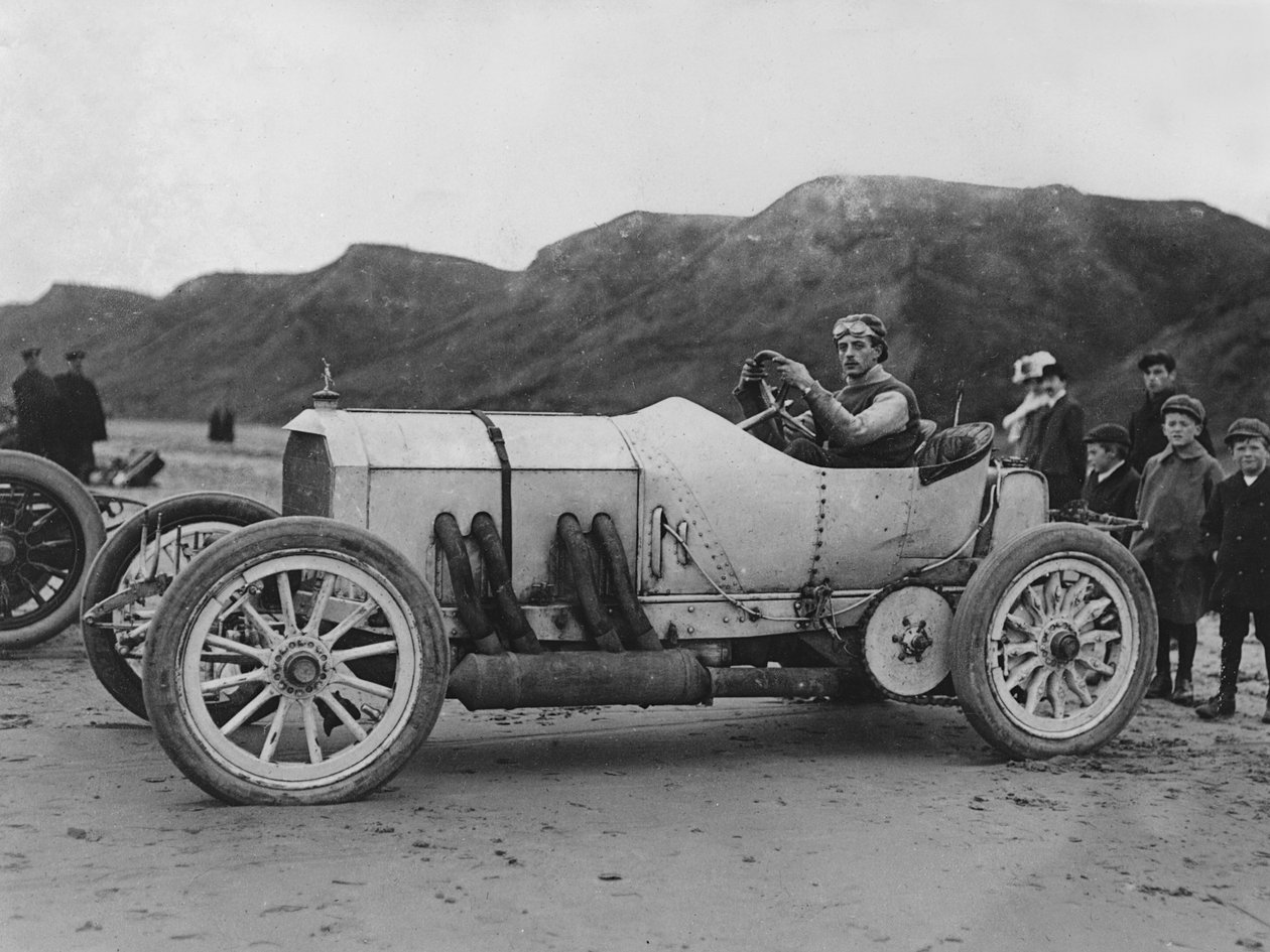 1908 Mercedes, A.W. Tate a Saltburnben. alkotó: Unbekannt