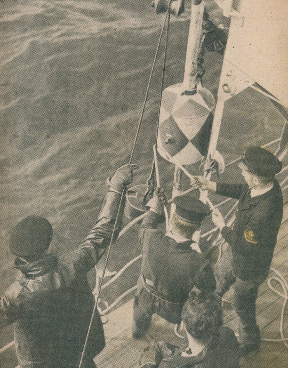 Egy brit aknakereső fedélzetén, 1945 alkotó: Unbekannt
