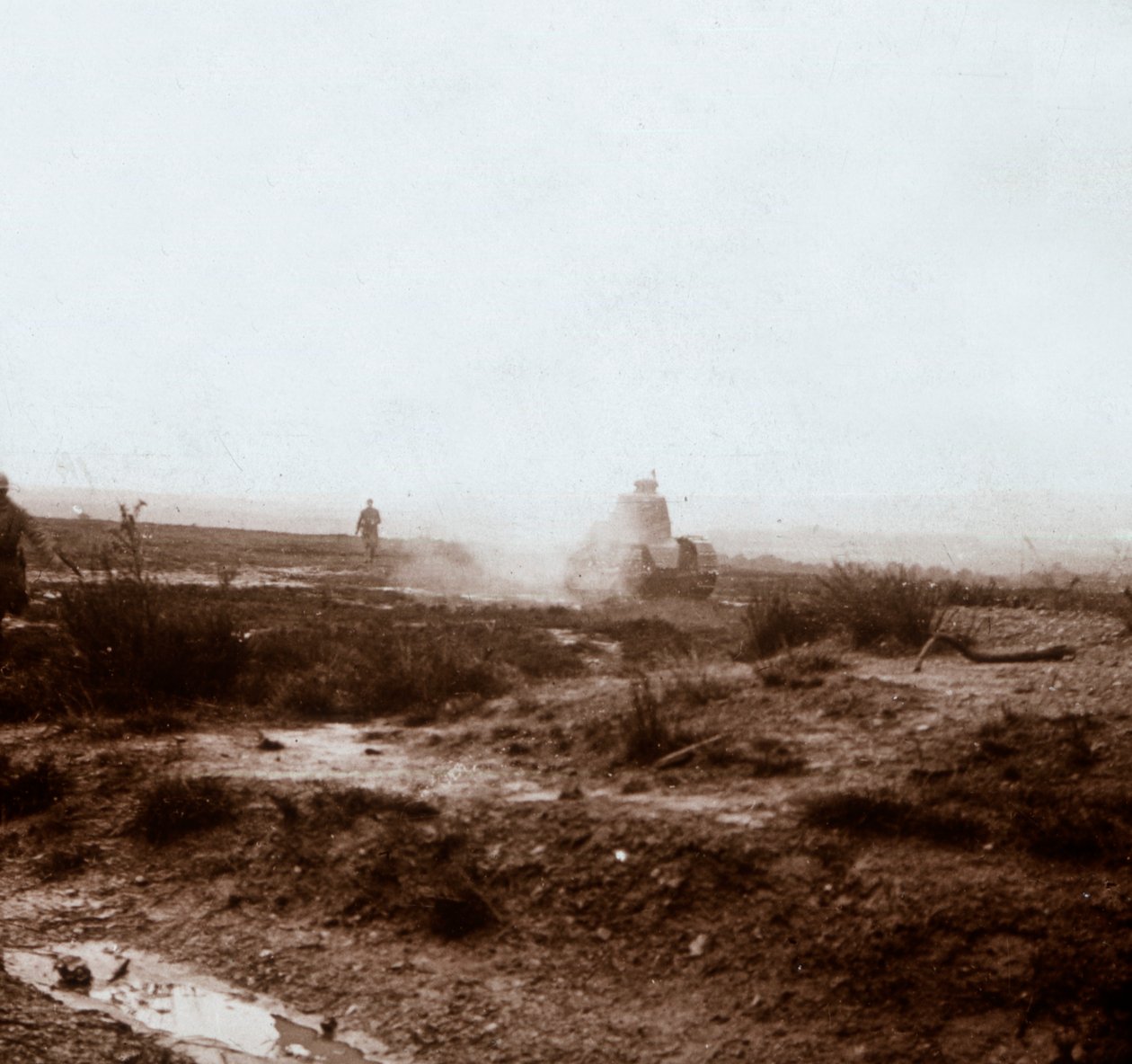 Haladunk harckocsikkal, c1914-c1918 alkotó: Unbekannt