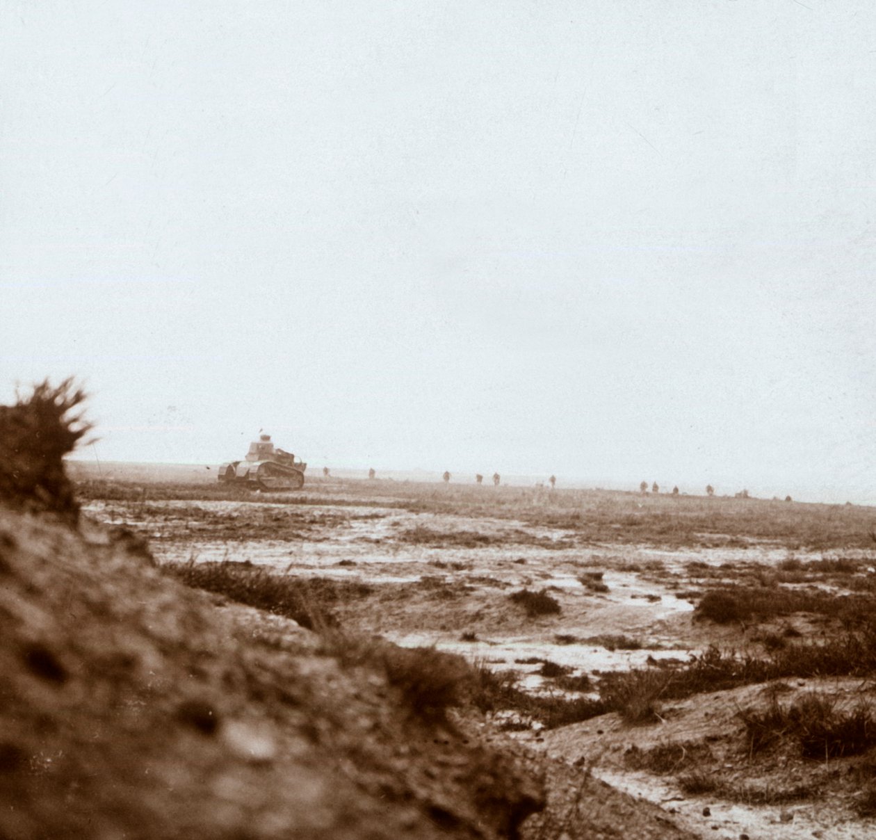 Haladunk harckocsikkal, c1914-c1918 alkotó: Unbekannt