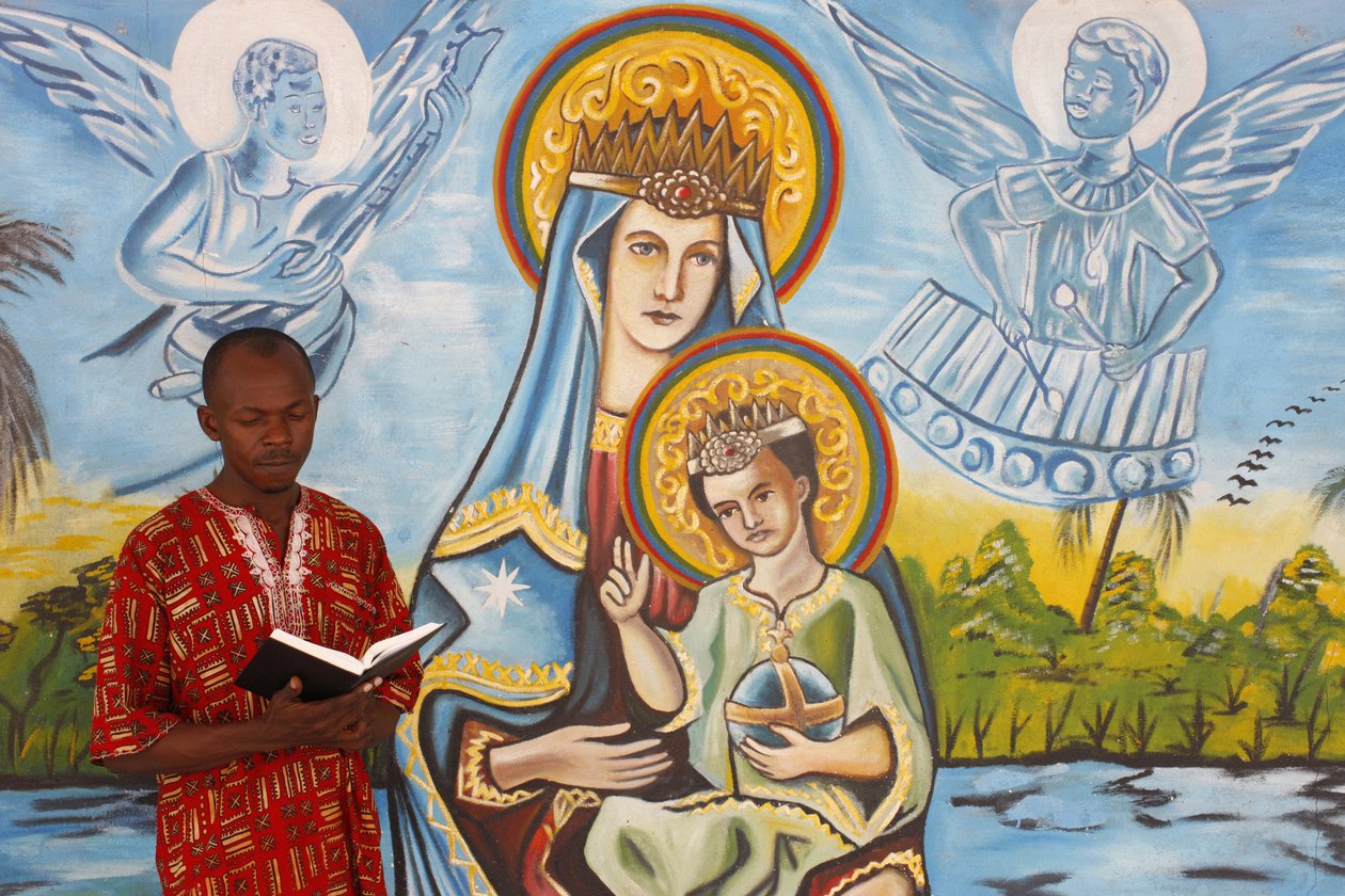 Afrikai férfi, olvassa a Bibliát, Togo Ville, Togo alkotó: Unbekannt