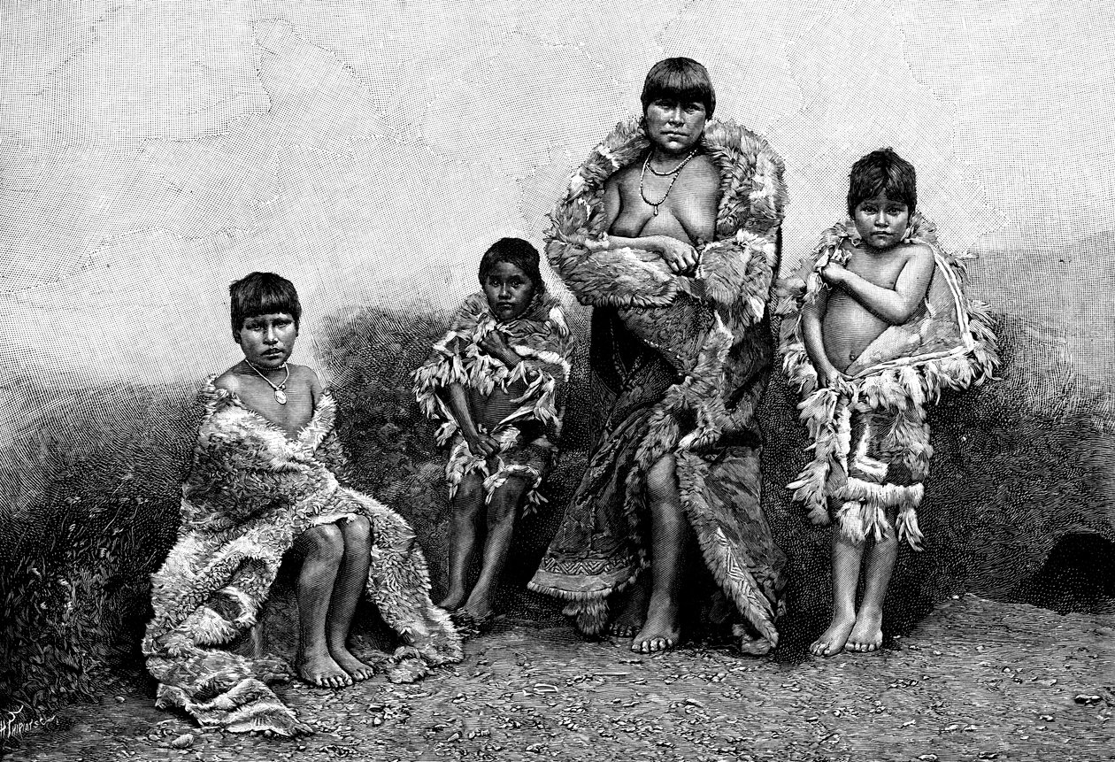 Alakaluf Fuegians, guanakóbőrbe öltözött, Chile, 1895 alkotó: Unbekannt