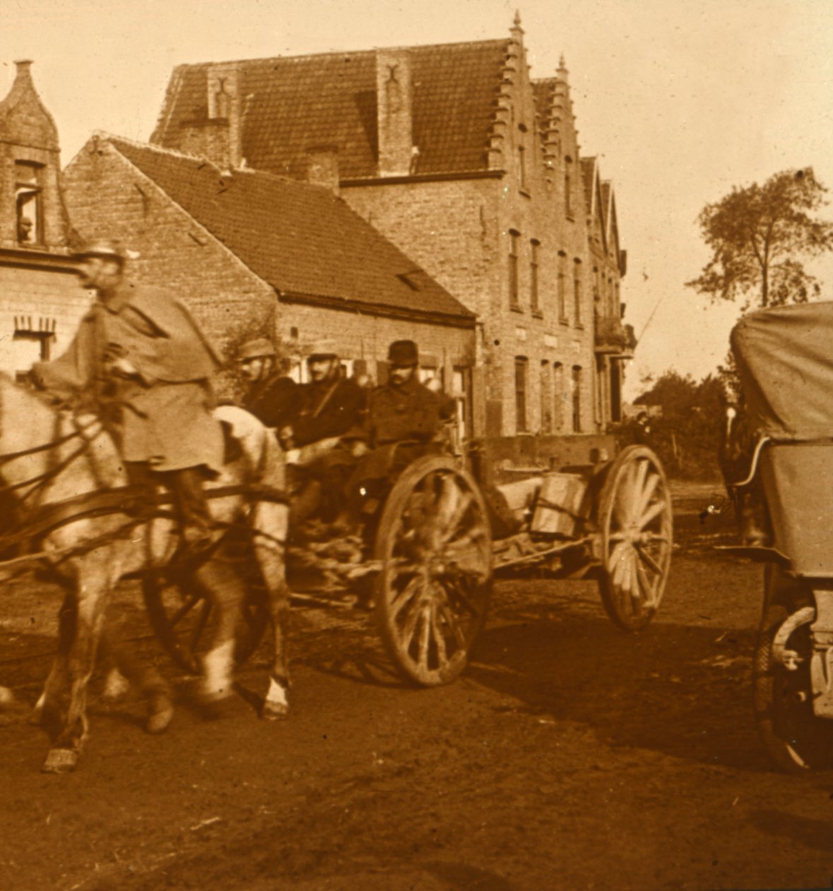 Tüzérség halad a vonalon, c1914-c1918 alkotó: Unbekannt